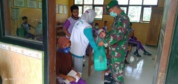 Anak Anak Sekolah Di Kasih Snack Oleh Anggota Satgas TMMD Bojonegoro